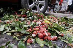 1401803760-bangladesh-police-dumped-formalin-affected-fruits_4916904