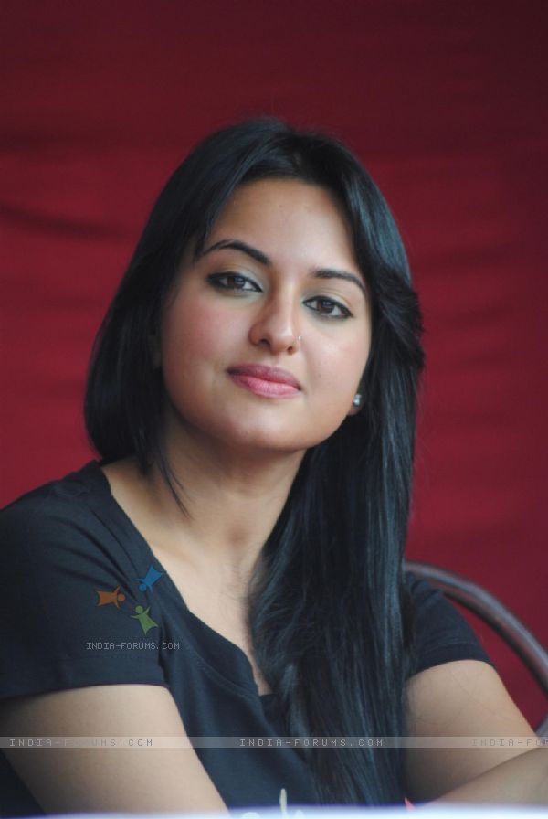 109426-sonakshi-sinha-pay-tribute-to-2611-martyrs.jpg