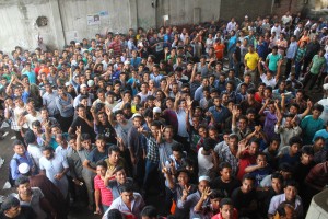 চড়া দামেও দুষ্প্রাপ্য বাসের টিকিট। গাবতলীর পর্বতা বালুর মাঠে বাস কাউন্টারে গতকাল যাত্রীদের ভোগান্তি।