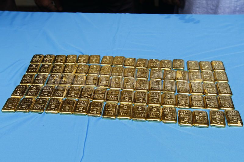 1402406440-80-gold-bars-seized-2-held-in-dhaka_4975047