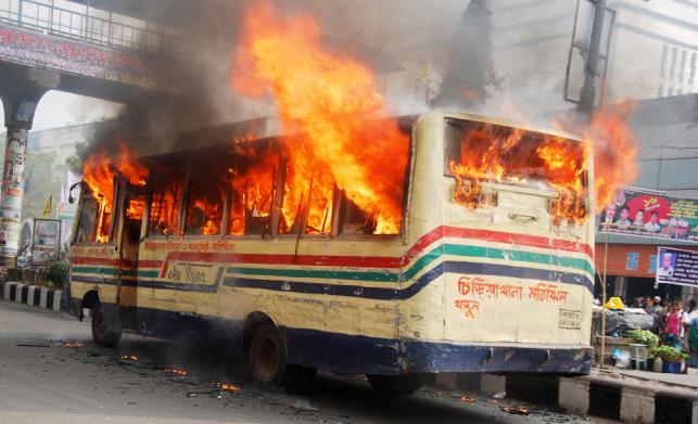 43764929a73727f2866a298538a579b5-04-01-15-Bus-Fire_Purana-Paltan-21