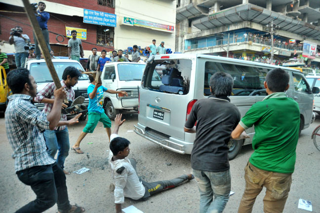 20-04-15-Attact Khaleda Zia Campaign_Kawran Bazar-19