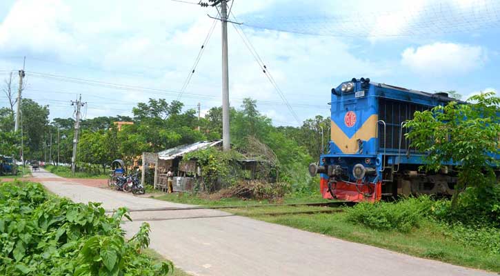 Rajshahi_rail_crossing_pict_857518213