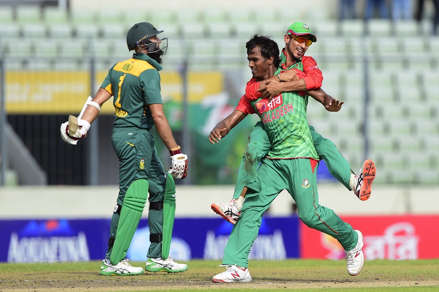 Bangladesh cricketer Rubel Hossain (C) celebrates with teammate Nasir Hossain  (R) after the dismissal of the South Africa captain Hashim Amla (L) during the second ODI (One Day International) cricket match between Bangladesh and South Africa at the Sher-e-Bangla National Cricket Stadium in Dhaka on July 12, 2015. AFP PHOTO/ Munir uz ZAMAN        (Photo credit should read MUNIR UZ ZAMAN/AFP/Getty Images)