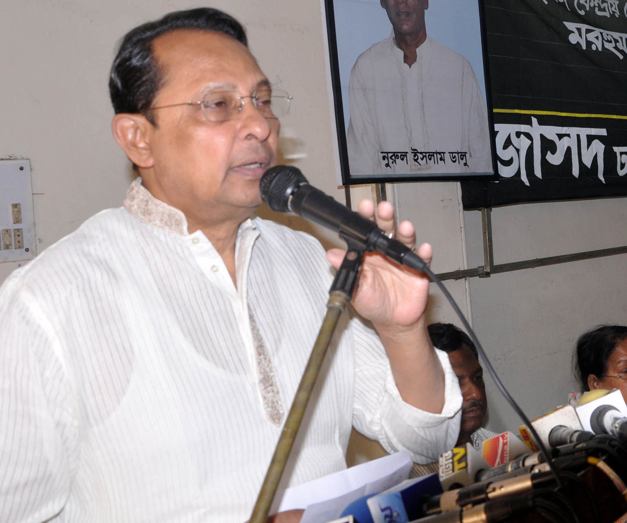 Information-Minister-and-Jasod-President-Hasanul-Haq-Inu-MP-speaks-as-chief-guest-on-late-Jasod-leader-Nurul-Islam-Dhalu-today-at-Jasod-office-5-March-2014