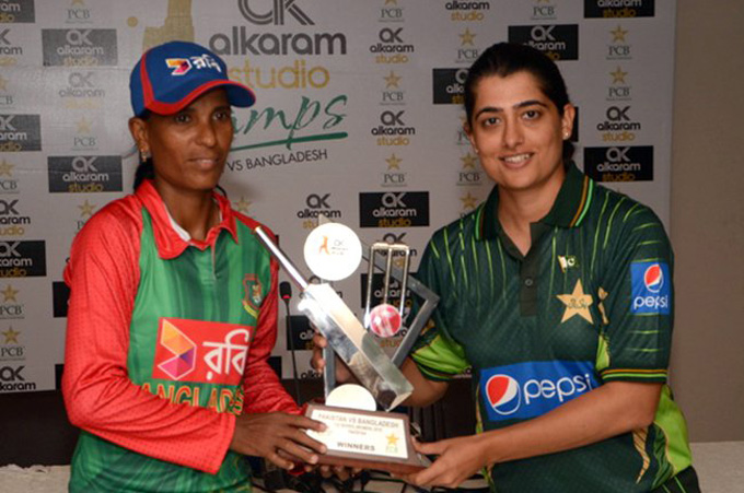 Woamn-Cricket-Team(home)_th