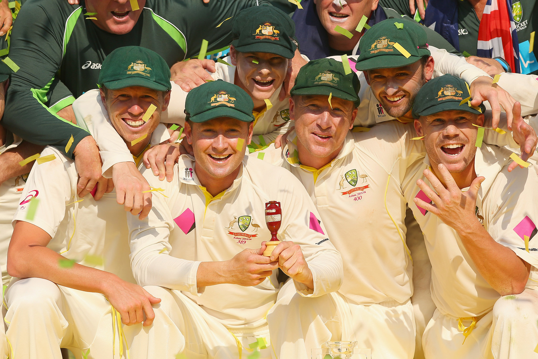 Australian-cricket-team-posed-urn